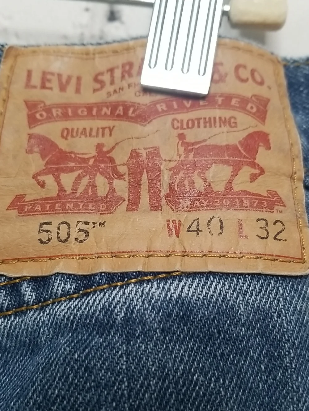 Levi Mens jeans size 40x32 relaxed straight leg fit.      EUC